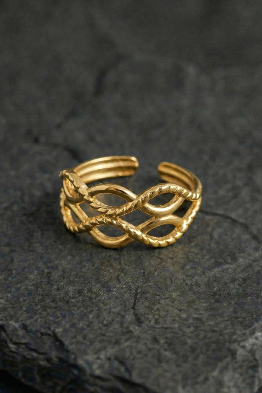 Wave line ring
