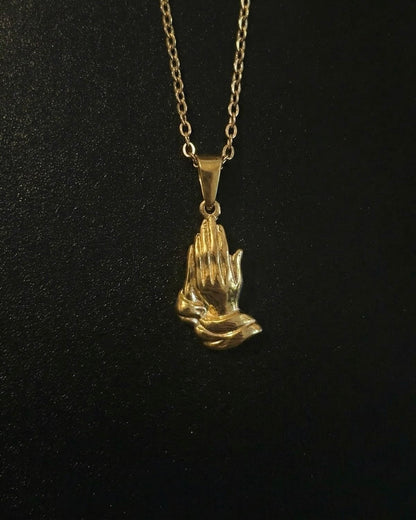 Gold praying hands pendant sculpted in 3D detail, close detail